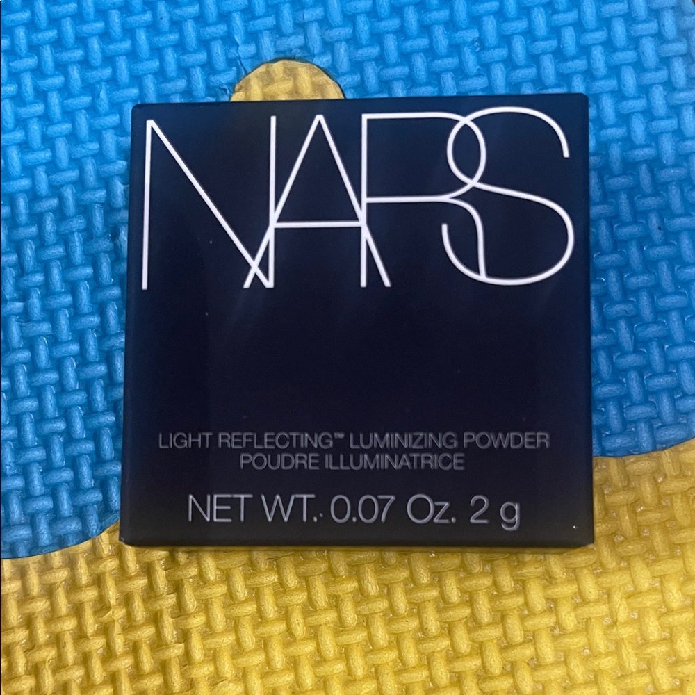 NARS Luminizing Powder in Black Compact